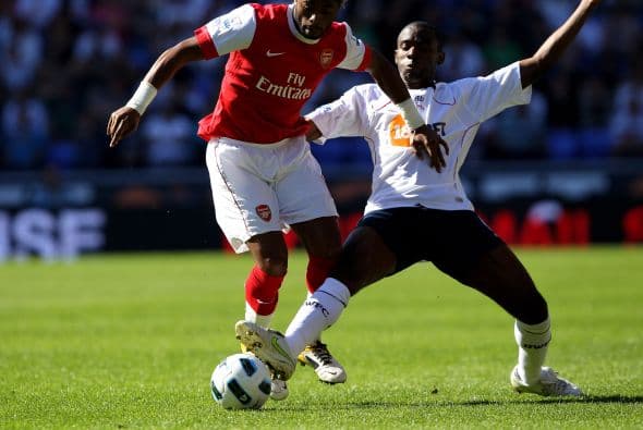 Arsenal y Bolton protagonizaron el único juego dominical de la fecha 34 de la Liga Premier inglesa.