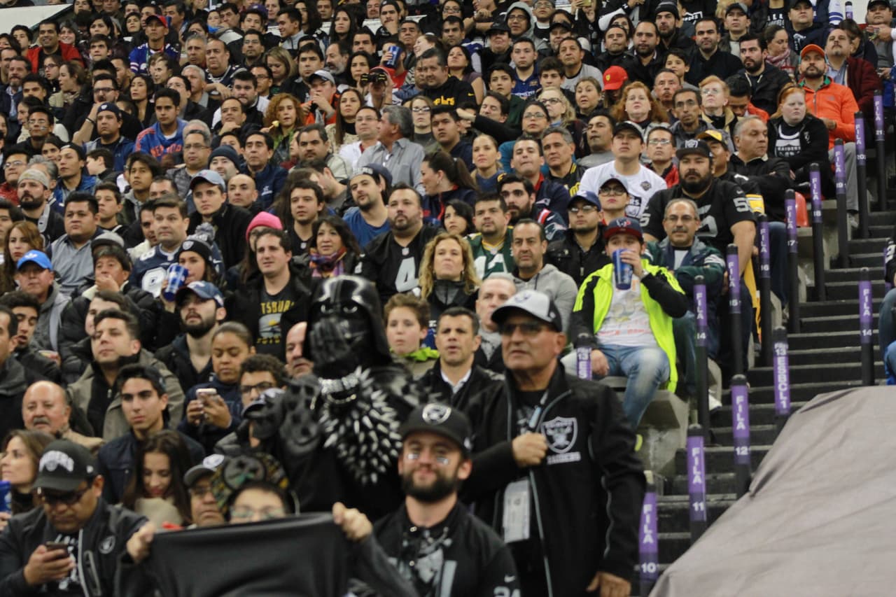Miles de aficionados y apasionados de la NFL se dieron cita en el estadio Azteca para presenciar el duelo de Monday Night entre Raiders y Texans.
