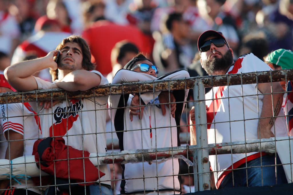 Los fanáticos de River Plate esperaron varias horas por la final de la Copa Libertadores contra Boca Juniors, juego suspendido luego de la agresión al vehículo del equipo Xeneize camino al estadio.