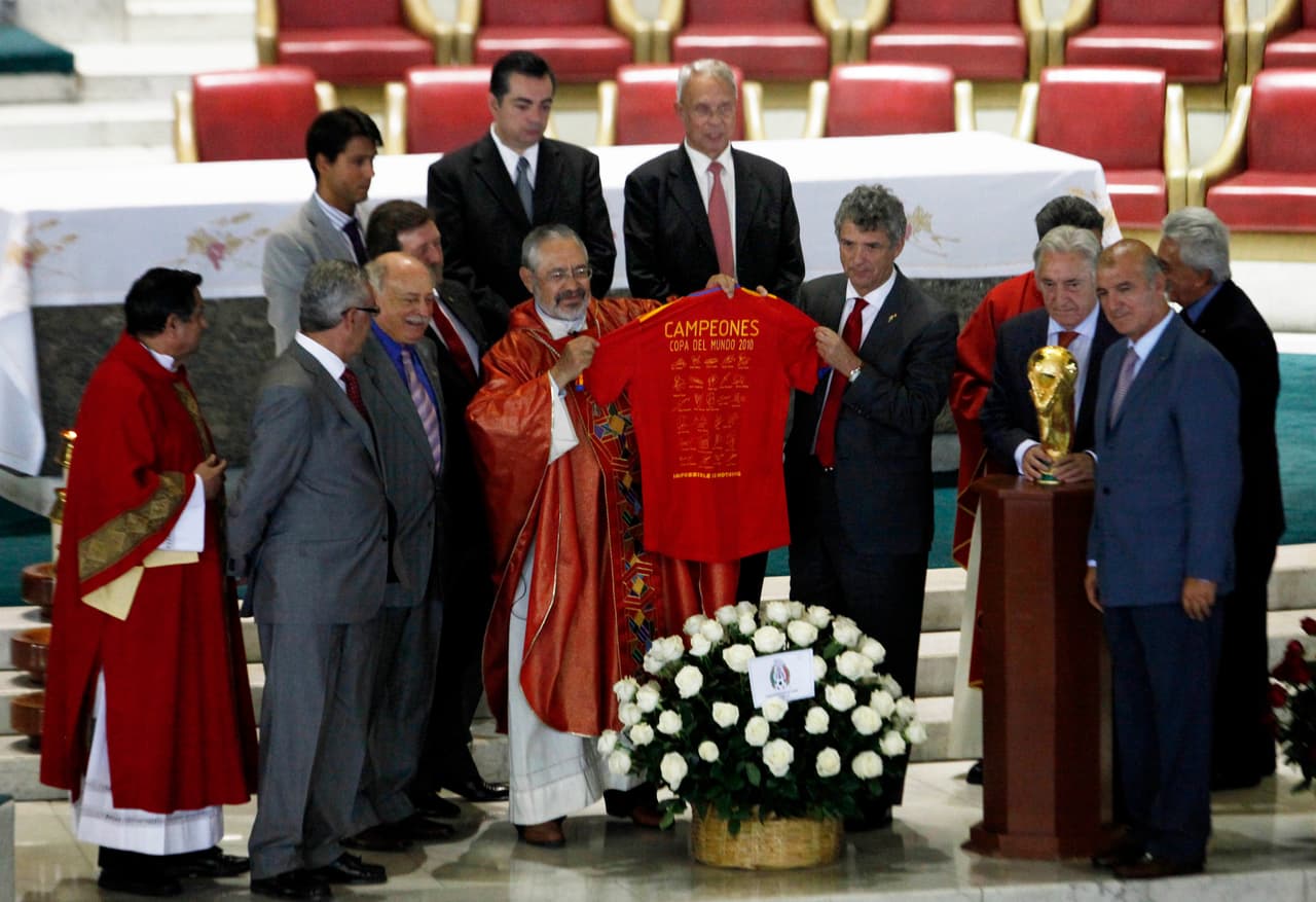 Sin embargo, Villar ha llevado el fútbol español a un nivel de internacionalización muy grande, convirtiendo la Liga de España en la más poderosa y ganadora del mundo en los últimos años.