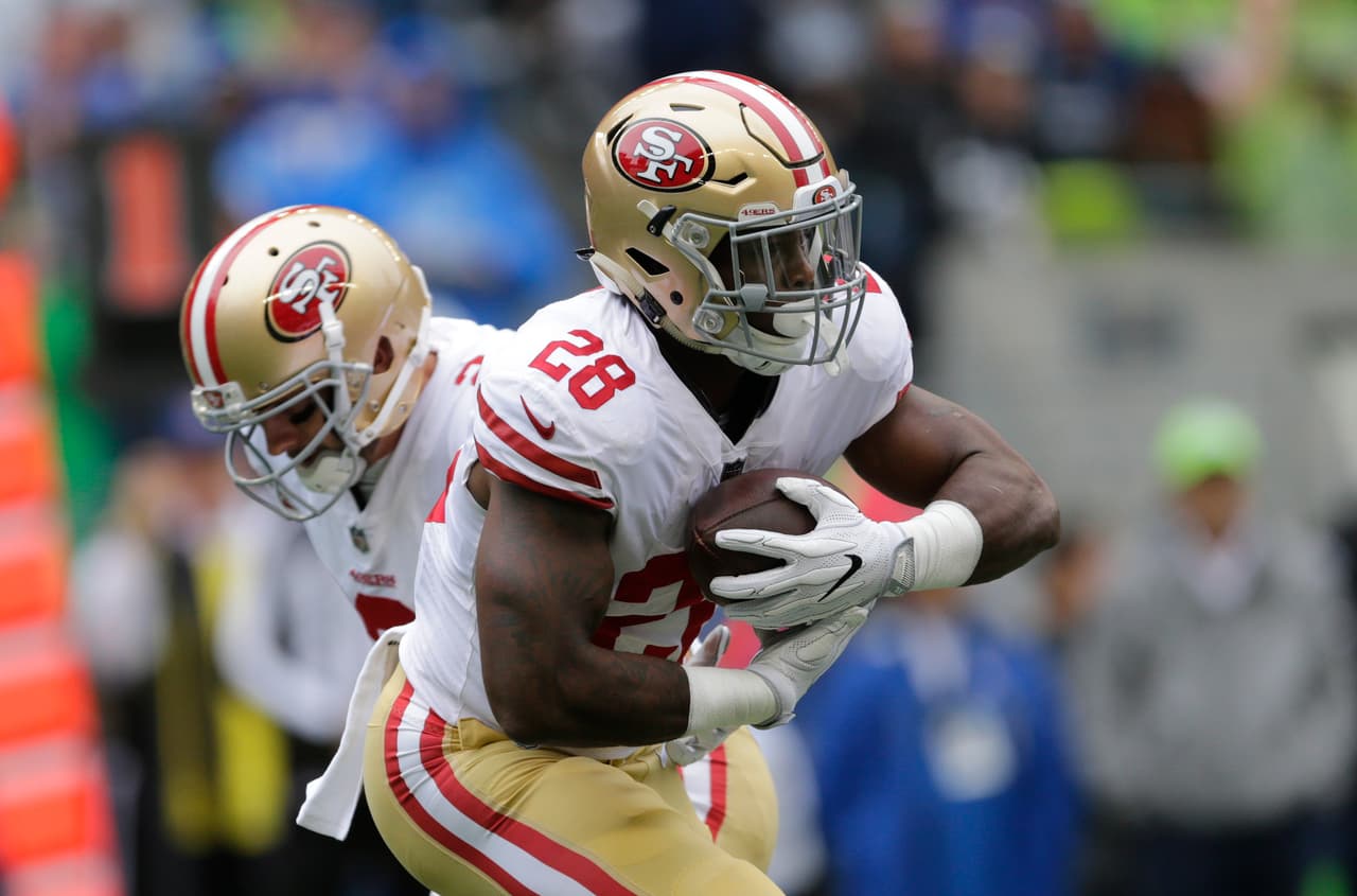 <b>Carlos Hyde vs. Indianapolis Colts</b>
<br>Hyde no puso estadísticas monstruosas la semana pasada, pero sigue marcando más de 13 puntos PPR en sus cuatro partidos esta temporada. Debe permanecer activo para los dueños de Fantasy contra los
<a href="https://translate.googleusercontent.com/translate_c?depth=1&hl=es&ie=UTF8&prev=_t&rurl=translate.google.com&sl=en&sp=nmt4&tl=es&u=http://www.nfl.com/teams/indianapoliscolts/profile%3Fteam%3DIND&usg=ALkJrhiPkCieWNd8rpcB1pmYpacMAGDwXg"><b>Colts</b></a>, que han permitido cinco touchdowns totales y una media mejor a los 26 puntos PPR a los corredores esta campaña. Me gusta Hyde para encontrar la zona de anotación esta semana.
