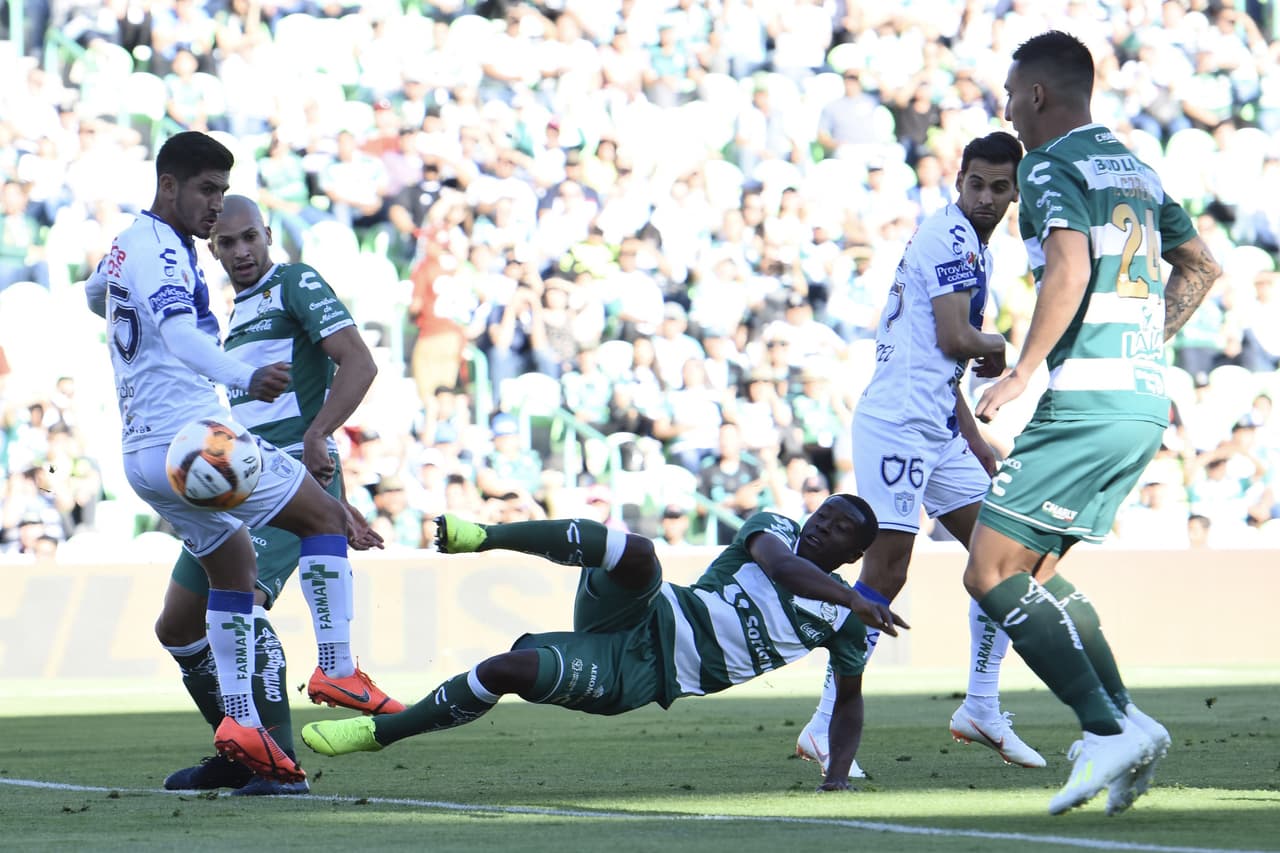 Arrancando la segunda mitad el equipo que dirige Martín Palermo se lanzó con mayor convicción al frente en busca del gol y aprovechando el jugador extra en el terreno de juego tras la expulsión de Angulo en los primeros 45 minutos.