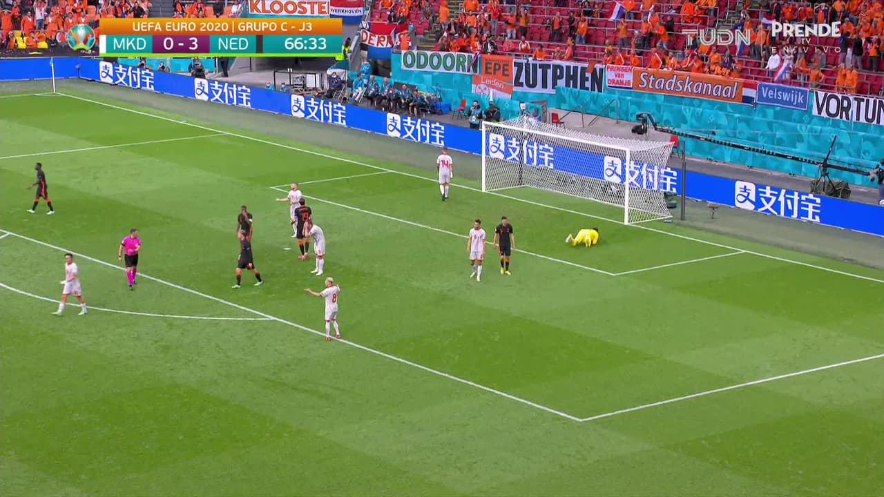 ¡CERCA! Wout Weghorst disparó que se estrella en el poste.