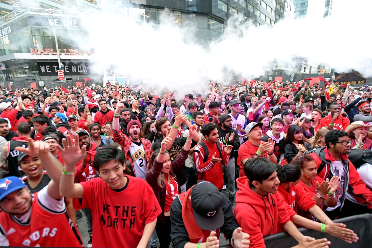 Un ambiente inmejorable el que se vivía en Toronto por el histórico arribo de sus Raptors a unas Finales de la NBA por vez primera. Dentro y fuera de Scotiabank Arena los aficionados se congregaron para estar presentes en el Juego 1 de las Finales y le aportaron mucho color a la previa del primer juego de la serie que tendrá su segunda cita el domingo próximo.
