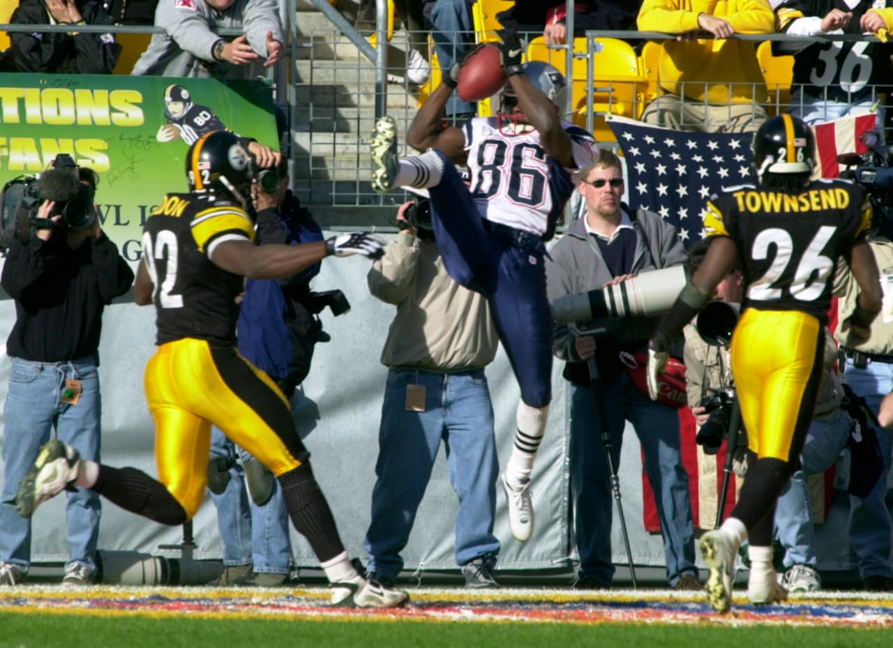 2001 Inicia la era Bill Belichick - Tom Brady. Vencieron 24 - 17 a Pittsburgh Steelers para avanzar y ganar el Super Bowl XXXVI.