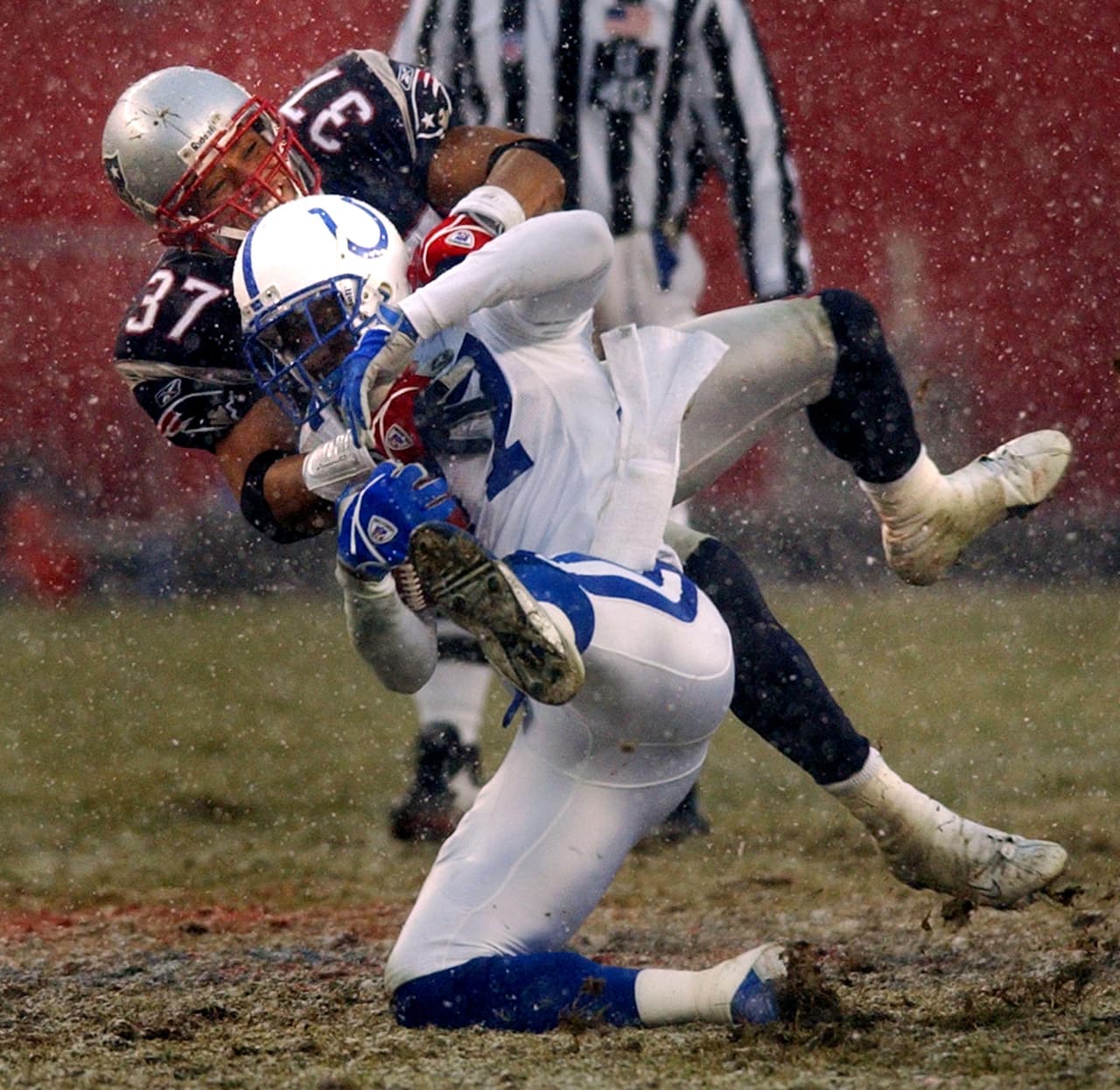 2003 Empieza la rivalidad Tom Brady - Peyton Manning quien jugaba con los Indianapolis Colts. Patriots ganó 17 - 14 y luego se coronó en el Super Bowl XXXVIII.