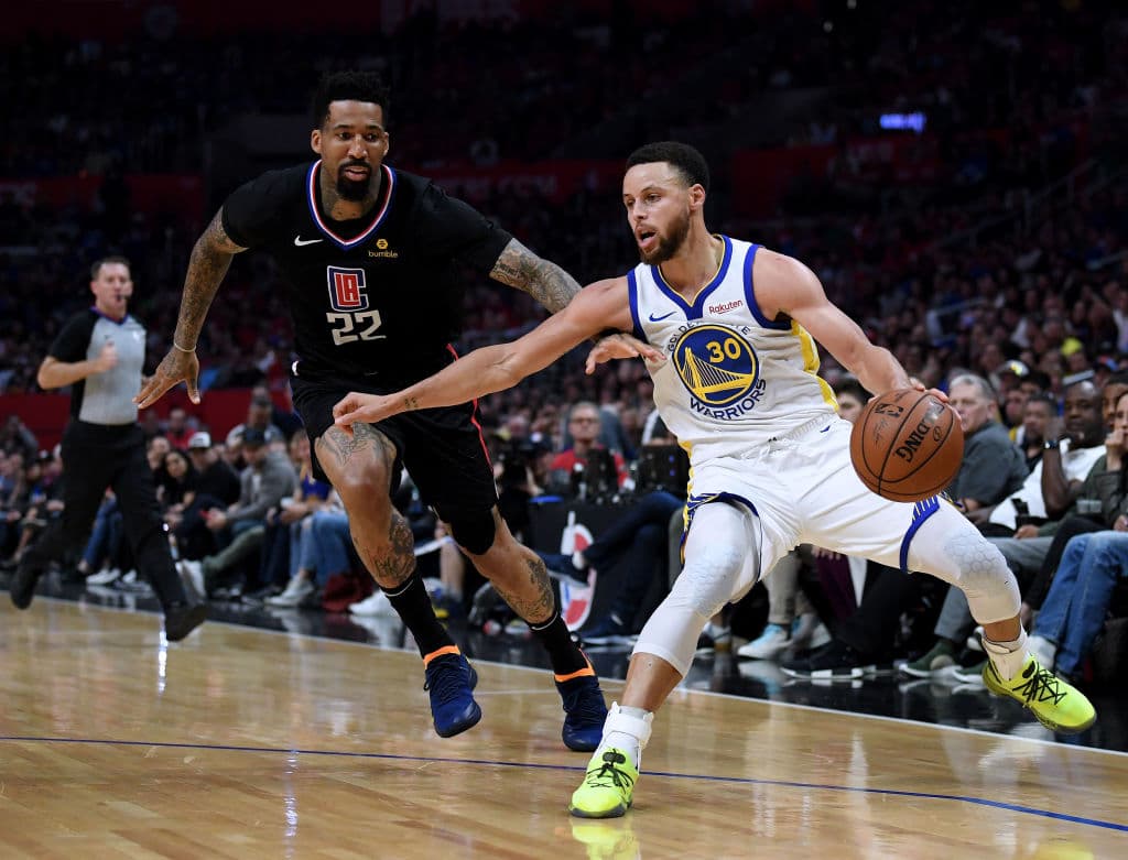 Los diferentes jugadores que marcaron a Stephen Curry esta tarde le hicieron tener un partido muy complicado. A diferencia de otros partidos en la serie la marca era itinerante y no se mantuvo un solo jugador custodiándolo. Aquí en la imagen Wilson Chandler (22) de los LA Clippers.