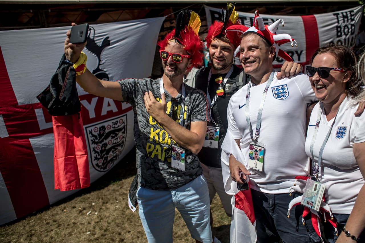 El colorido de los fanáticos de Bélgica e Inglaterra prendió la fiesta del partido entre ambos equipos por la definición del liderato del grupo H en el Mundial de Rusia 2018.