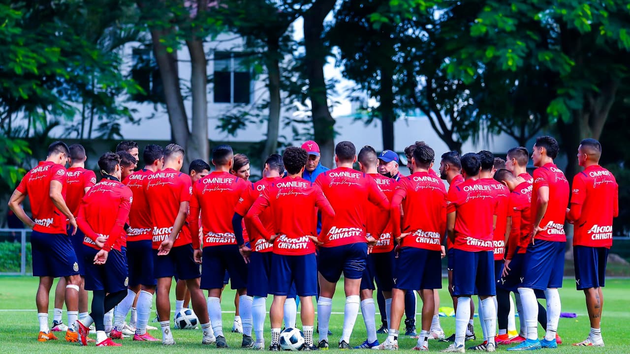 Gudiño podría volver a la titularidad de Chivas tras error de Toño