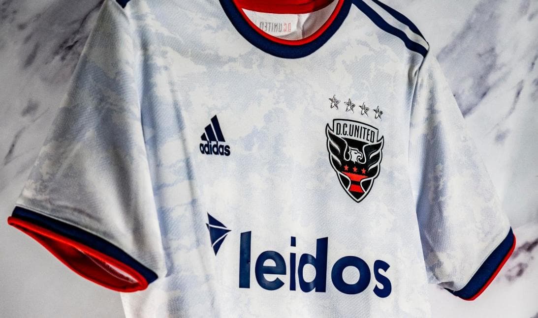 D.C. United quiso plasmar en esta camiseta secundaria al mármol de los muchos monumentos que existen en la capital estadounidense.