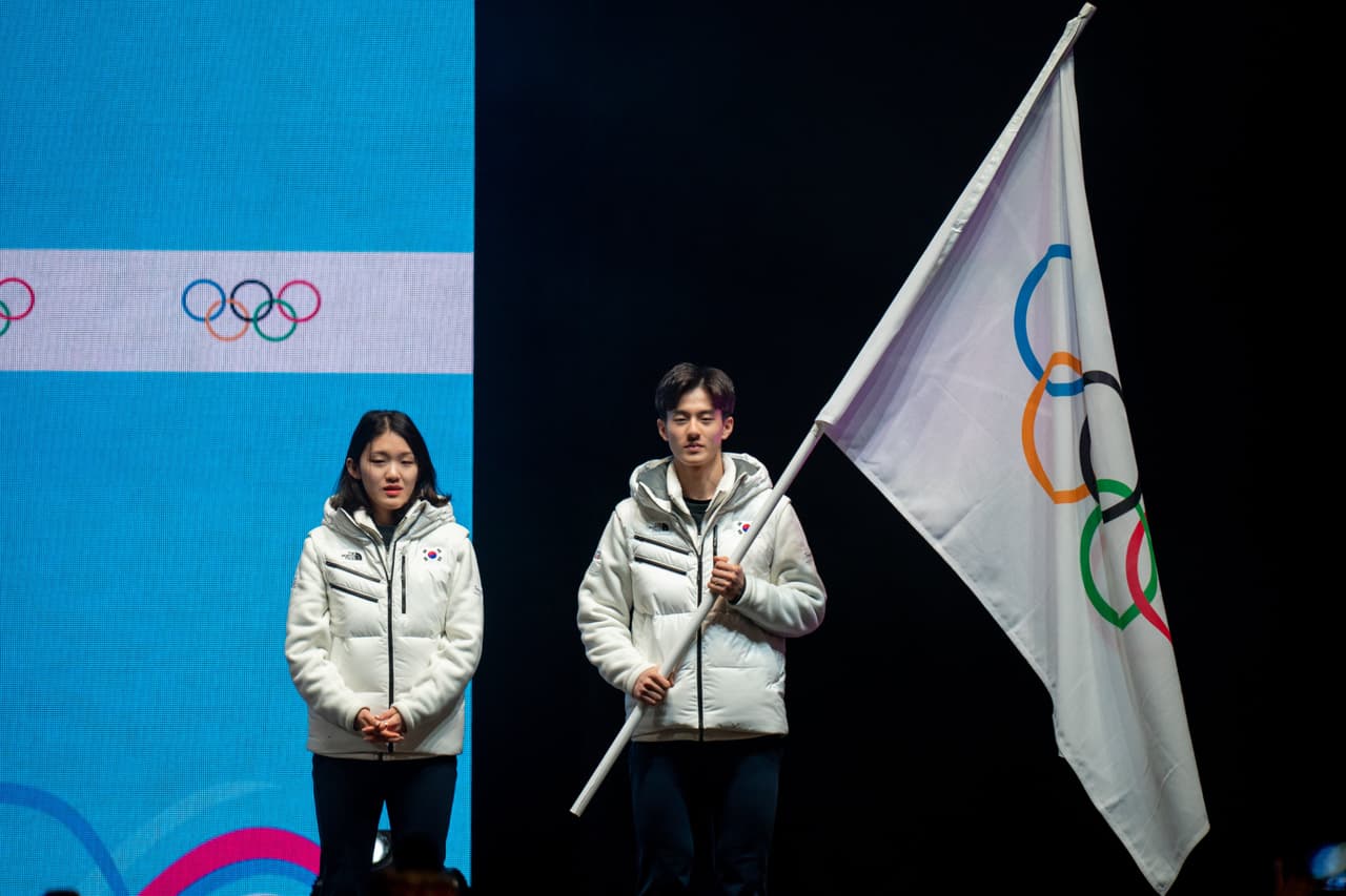 Se clausuran los Juegos Olímpicos de la Juventud en Lausana y se pasa la bandera olímpica a Corea del Sur, próximo anfitrión en cuatro años.