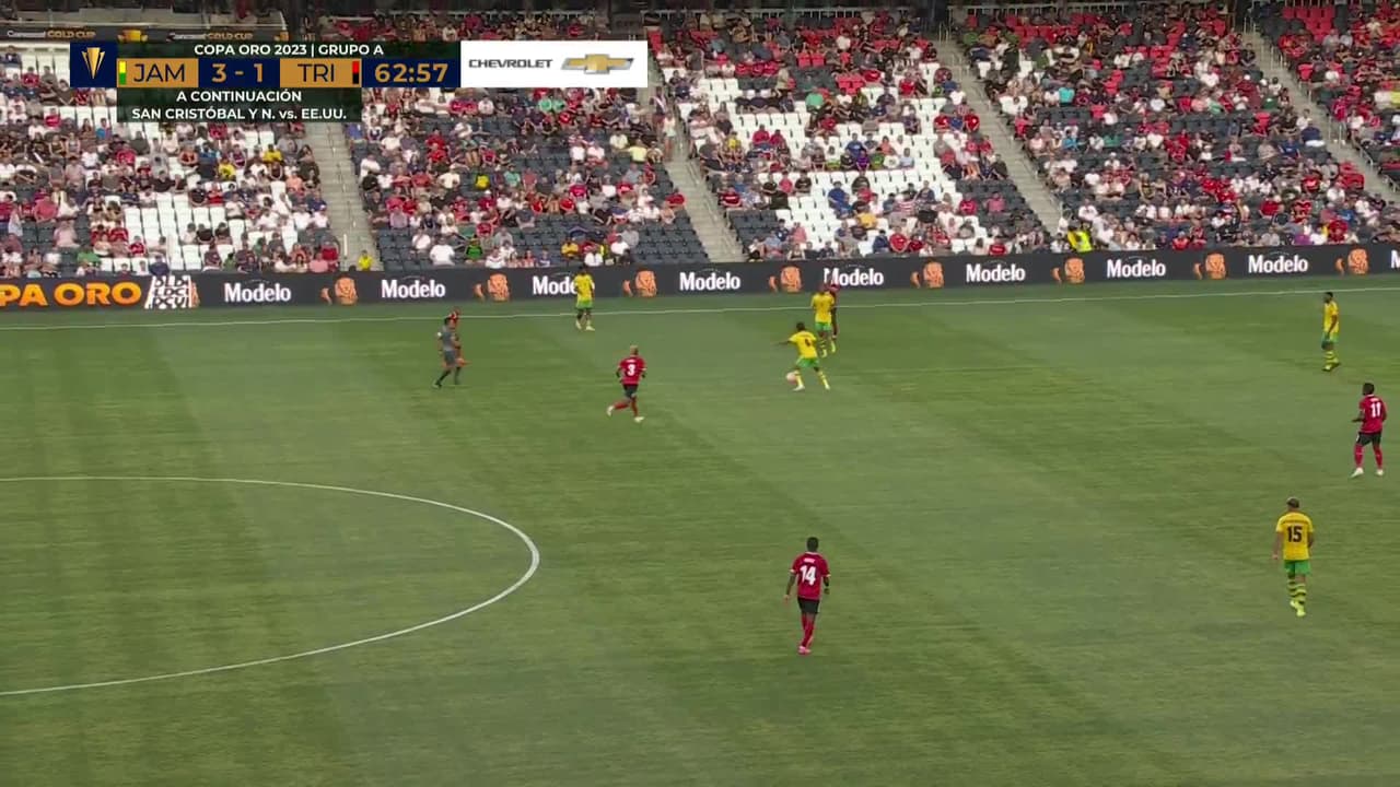 ¡TIRO ATAJADO! disparo por Michail Antonio.