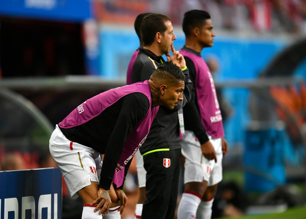 En el regreso de Perú tras 36 años a los Mundiales, el delantero vio cómo su equipo dominó durante el primer tiempo. Sus compañeros hacían buen trabajo.