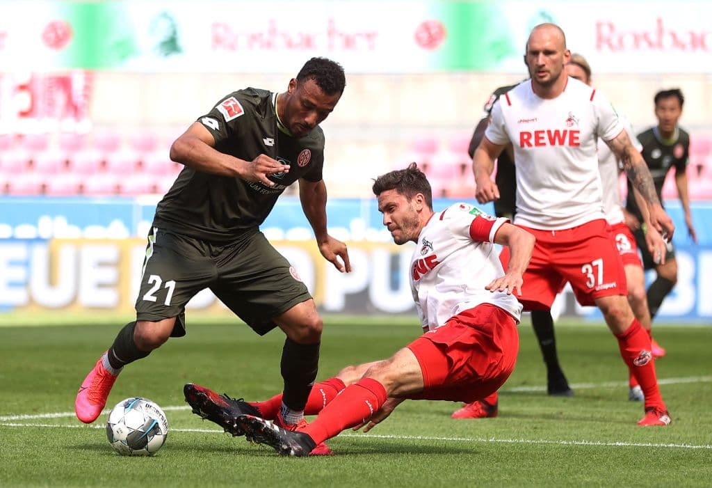 El austriaco Karim Onisiwoand evita la barrida de Jonas Hector.