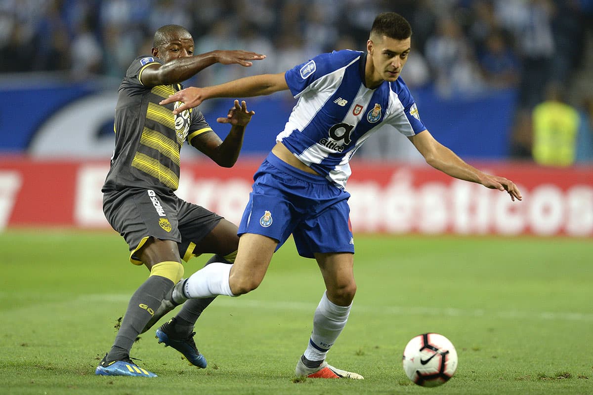 El defensa central del Porto Diego Leite (derecha) trata de salir con el balón ante la marca de William Oliveira del Chaves (izquierda).