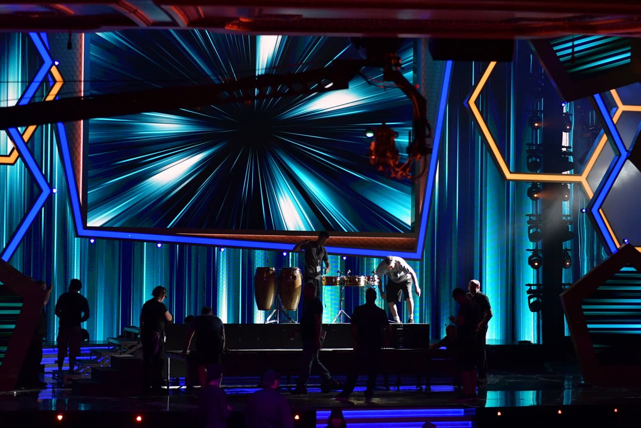 Todos los escenarios y las distintas iluminaciones que se emplearon durante la ceremonia quedaron listos y probados.