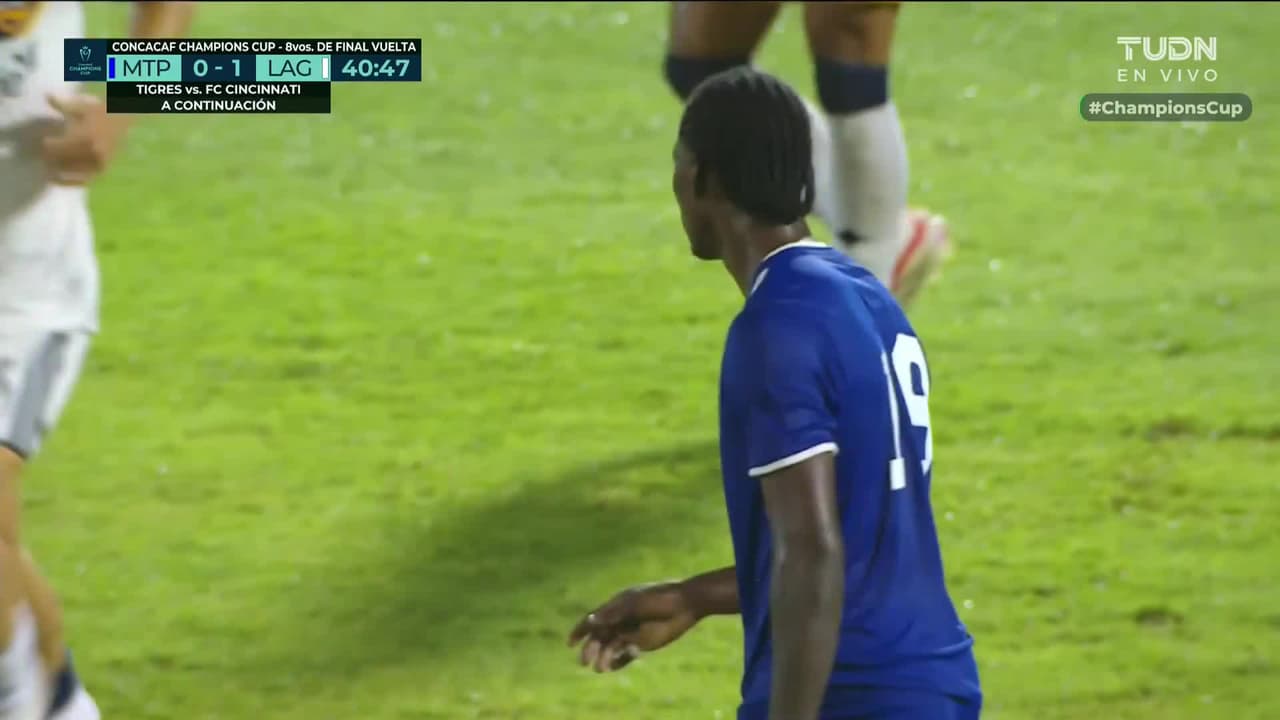 ¡Se le movió la portería! Brown remata de espalda al arco