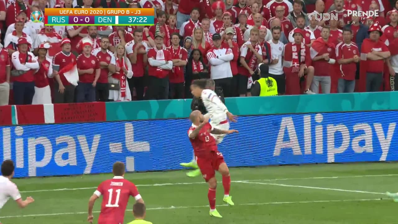 ¡GOL!  anota para Dinamarca. Mikkel Damsgaard