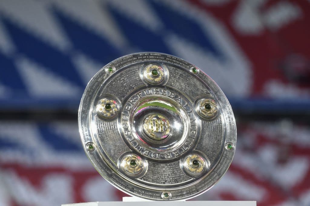 Antes de iniciar el partido, Lewandowski y Flick recibieron los trofeos al mejor jugador y entrenador de la campaña anterior, respectivamente.