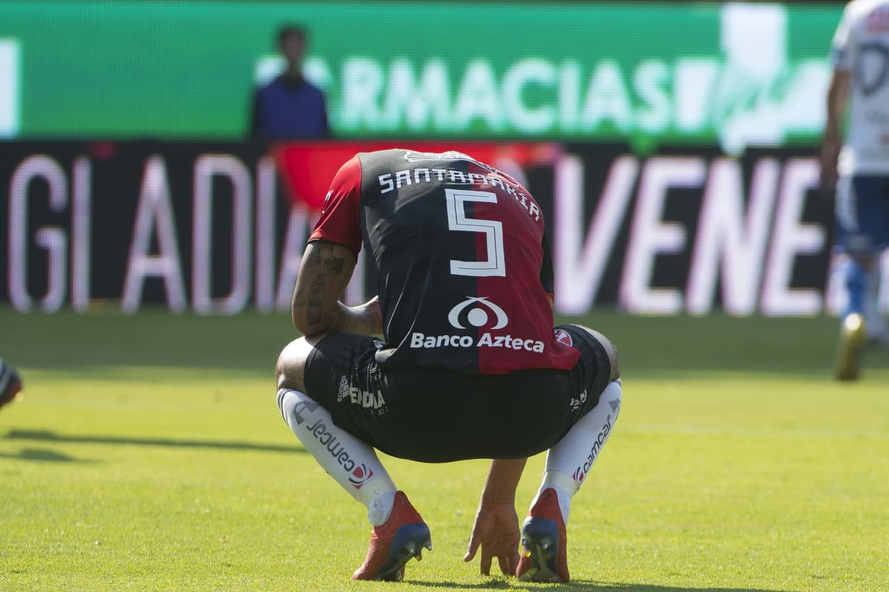 El defensa del Atlas, Anderson Santamaría, se lastimó durante el primer amistoso de pretemporada del Clausura 2020. El peruano sufrió una rotura de ligamento de la rodilla derecha, que lo dejará sin volver a pisar una cancha hasta julio.