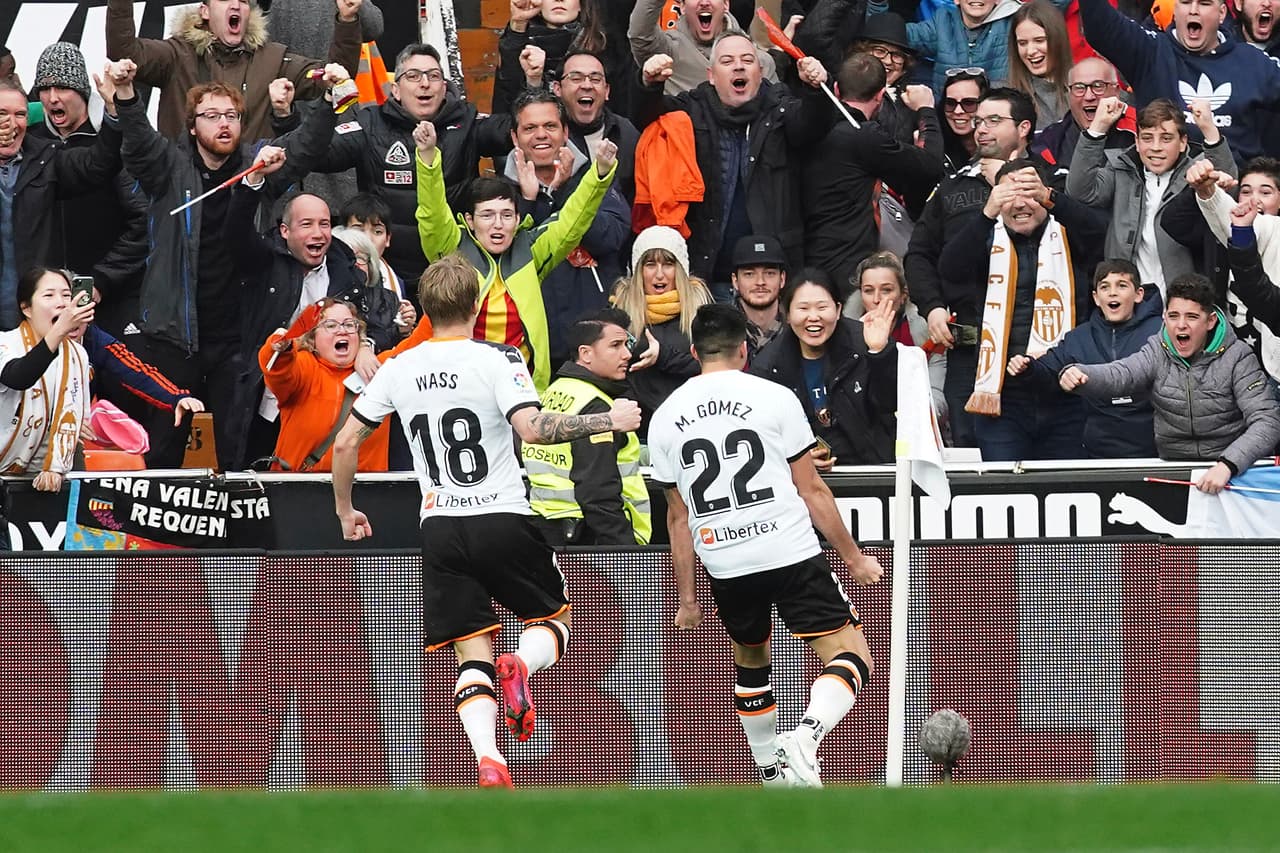 Jordi Alba (48’) abrió el marcador y Gómez (77’) marcó el gol que definió el encuentro.