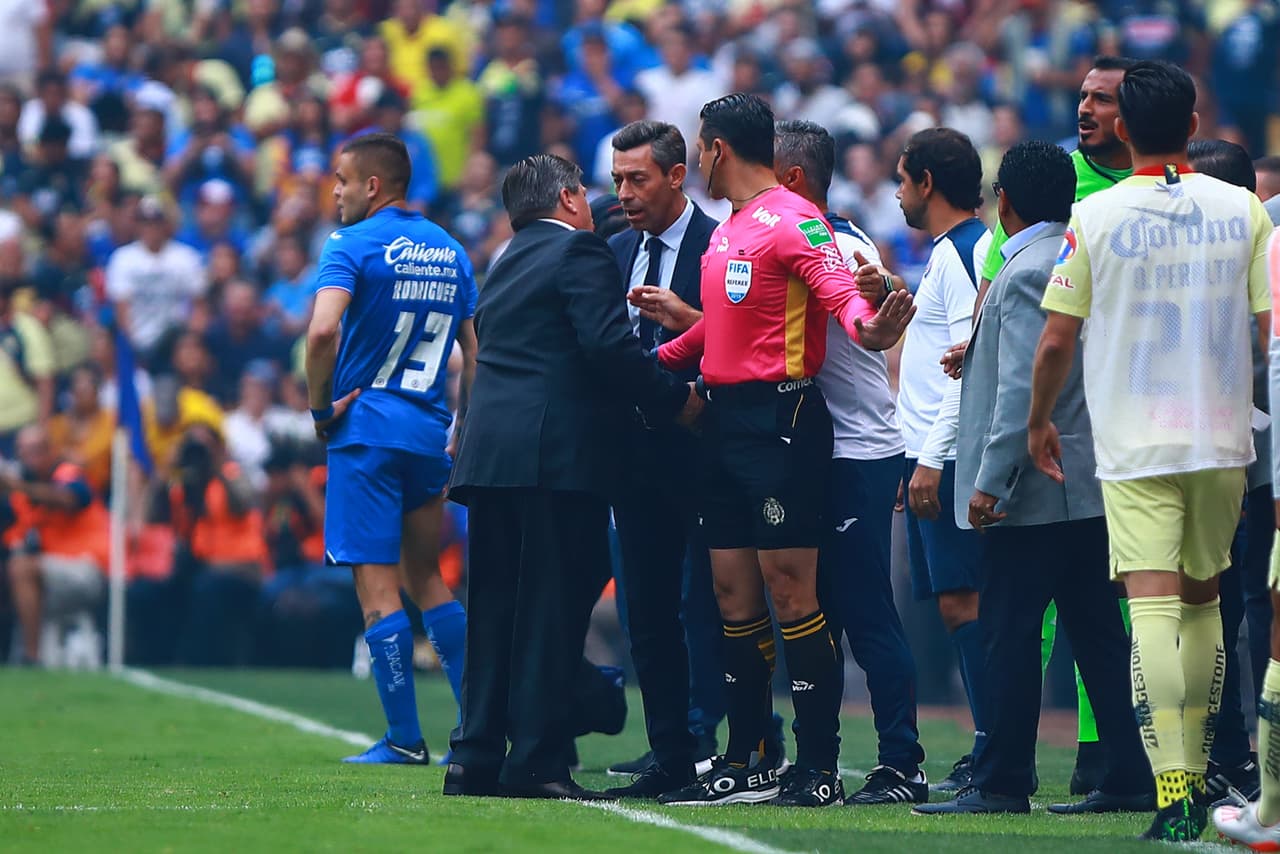 El técnico de las Águilas, Miguel Herrera, se acercó a dialogar con Pedro Caixinha por el reclamo a su jugador.