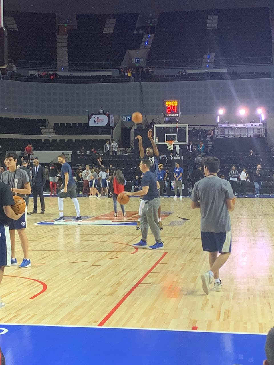 Ambos equipos salen a calentar previo al juego que brindarán en la Arena Ciudad de México.