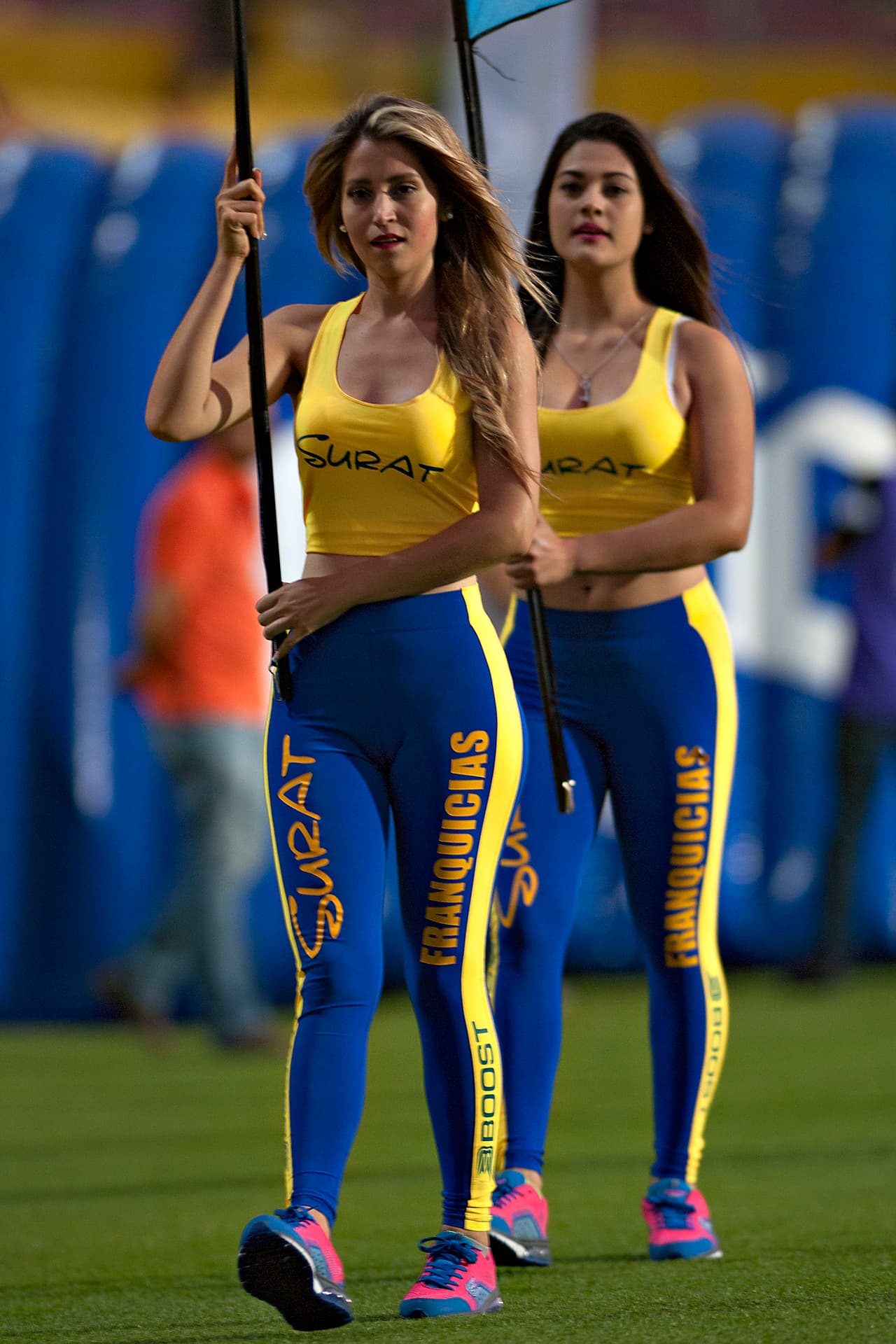 La belleza de las porristas en la fecha 13