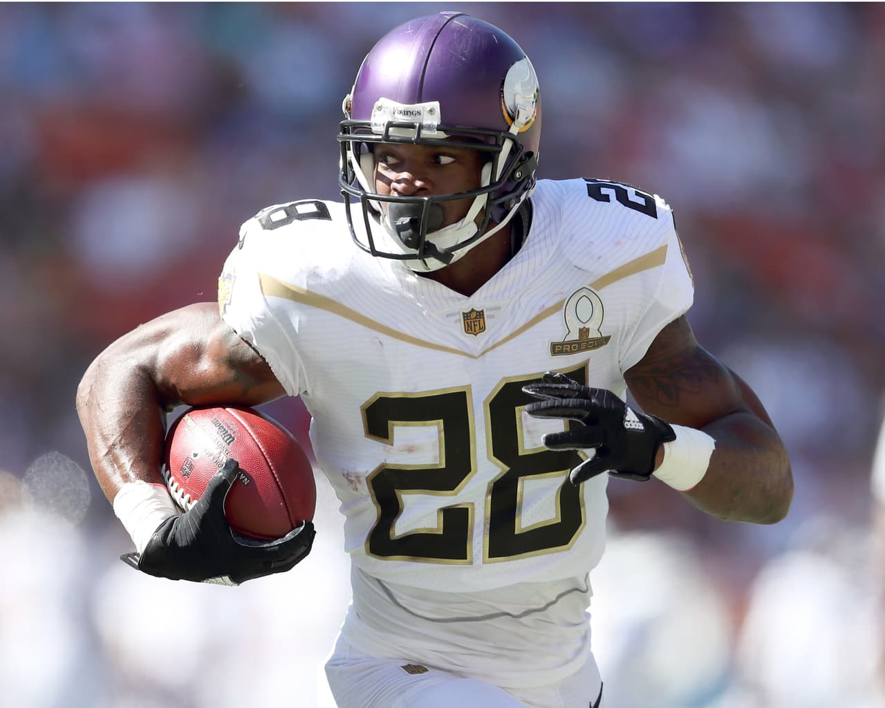 5 / ADRIAN PETERSON - RB - MINNESOTA VIKINGS - En 2014 todos lo condenaron por el incidente de violencia doméstica, incluso fue suspendido. Regresó en 2015 para registrar la tercera mejor temporada de su carrera con 327 acarreos, 1,485 yardas y 11 touchdowns. Agregó 222 yardas en 30 recepciones. En 2016 será su décima temporada donde se espera supere las 12 mil yardas de por vida. El año pasado fue 62 en el Top 100.