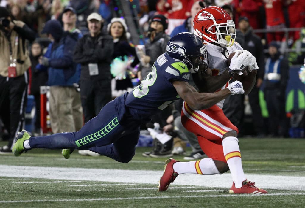 Los Chiefs parecían contra las cuerdas y tambaleantes, pero respondieron con pase de anotación de 11 yardas de Mahomes Demarcus Robinson que acercaba 31-28 a KC restando 4:36 en el juego.