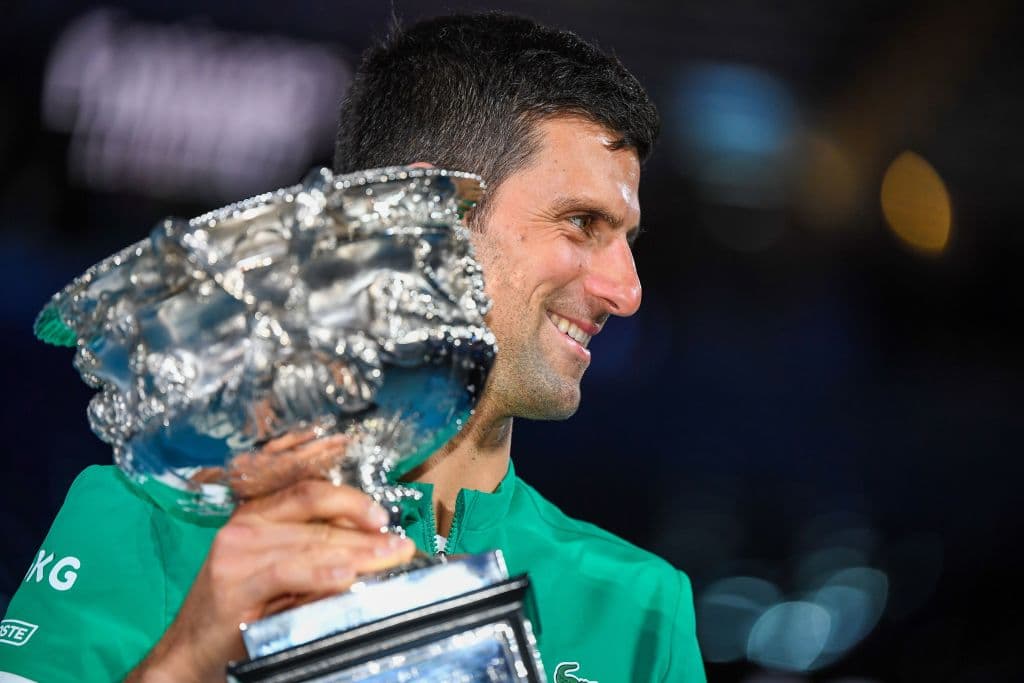 El serbio Novak Djokovic fulminó al ruso Daniil Medvedev al vencerle por 7-5, 6-2 y 6-2, en una final espectacular y demasiado corta, para levantar su noveno título del Australian Open y el tercero de forma consecutiva.