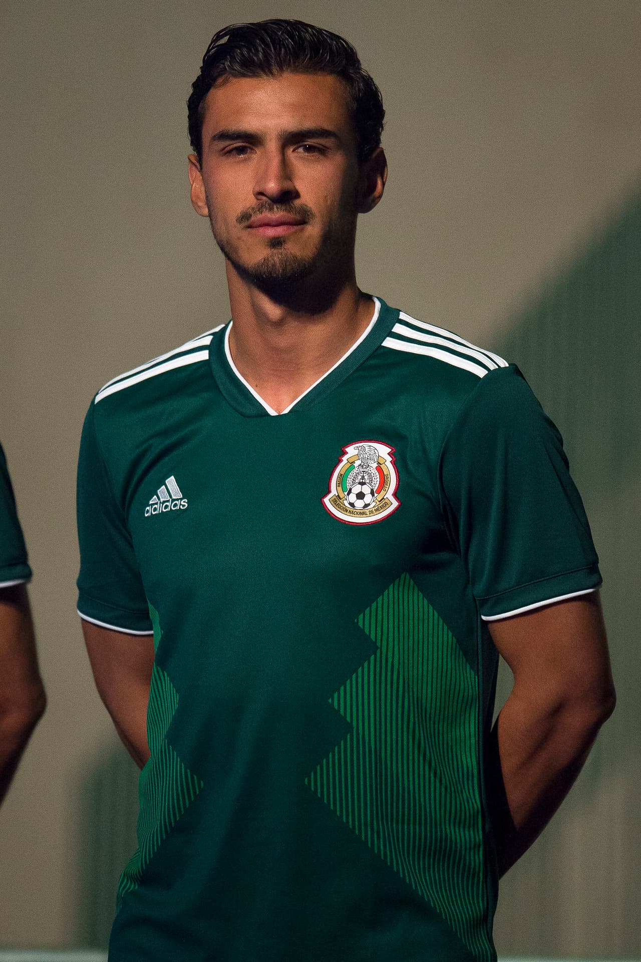 Oswaldo Alanís es un defensa mexicano cuya apariencia física es comparada con la del alemán Matt Hummels, con rasgos bien marcados aunque sin llegar a ser exagerados.