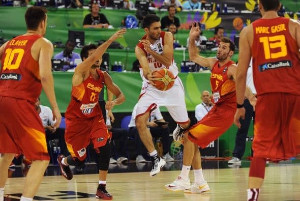 El rigor táctico de los españoles comenzó a tomarse un cierto respiro, casi en la misma proporción en la que las fuerzas de los iraníes comenzaban a dar los primeros síntomas de escasez. La ventaja alcanzó la veintena de puntos, 41-61 en el minuto 26, al tiempo en que ciertas refriegas hicieron aparición en escena con Marc Gasol en el centro de la diana.