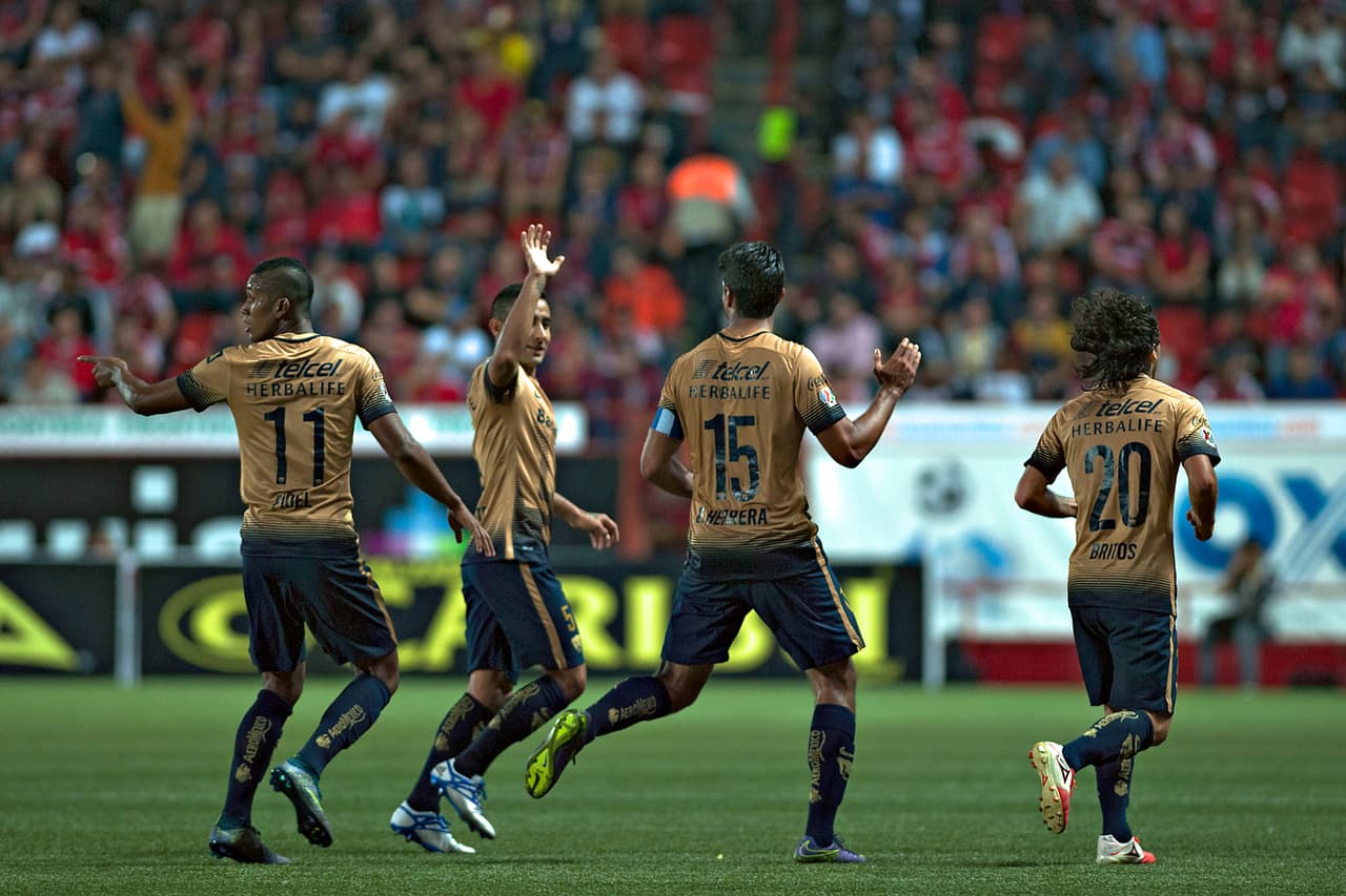 Pumas celebra uno de sus goles ante Xolos.