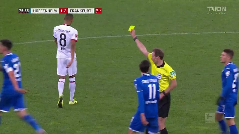 Tarjeta amarilla. El árbitro amonesta a Benjamin Hübner de TSG 1899 Hoffenheim