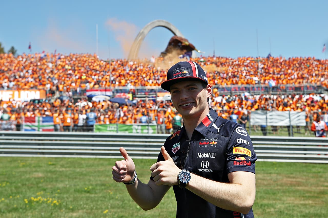 El neerlandés Max Verstappen, de Red Bull Racing, ganó en el Gran Premio de Austria, la novena carrera de la temporada de Fórmula 1, en un día donde el público estuvo con él y donde dio espectáculo para imponerse y cortar la racha de Mercedes.