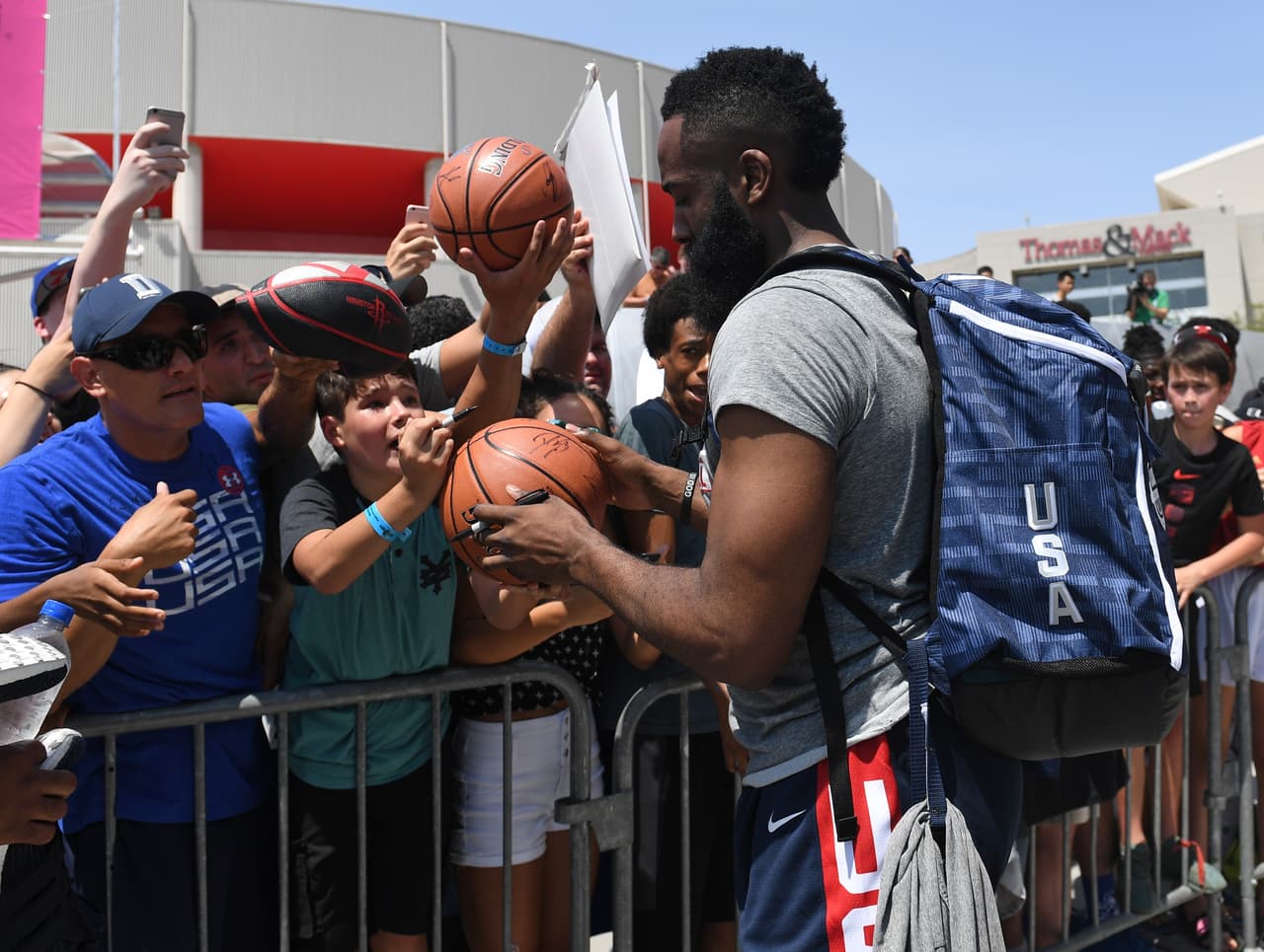 A la entrada del Mendenhall Center los jugadores tuvieron un buen gesto de compartir con los aficionados.