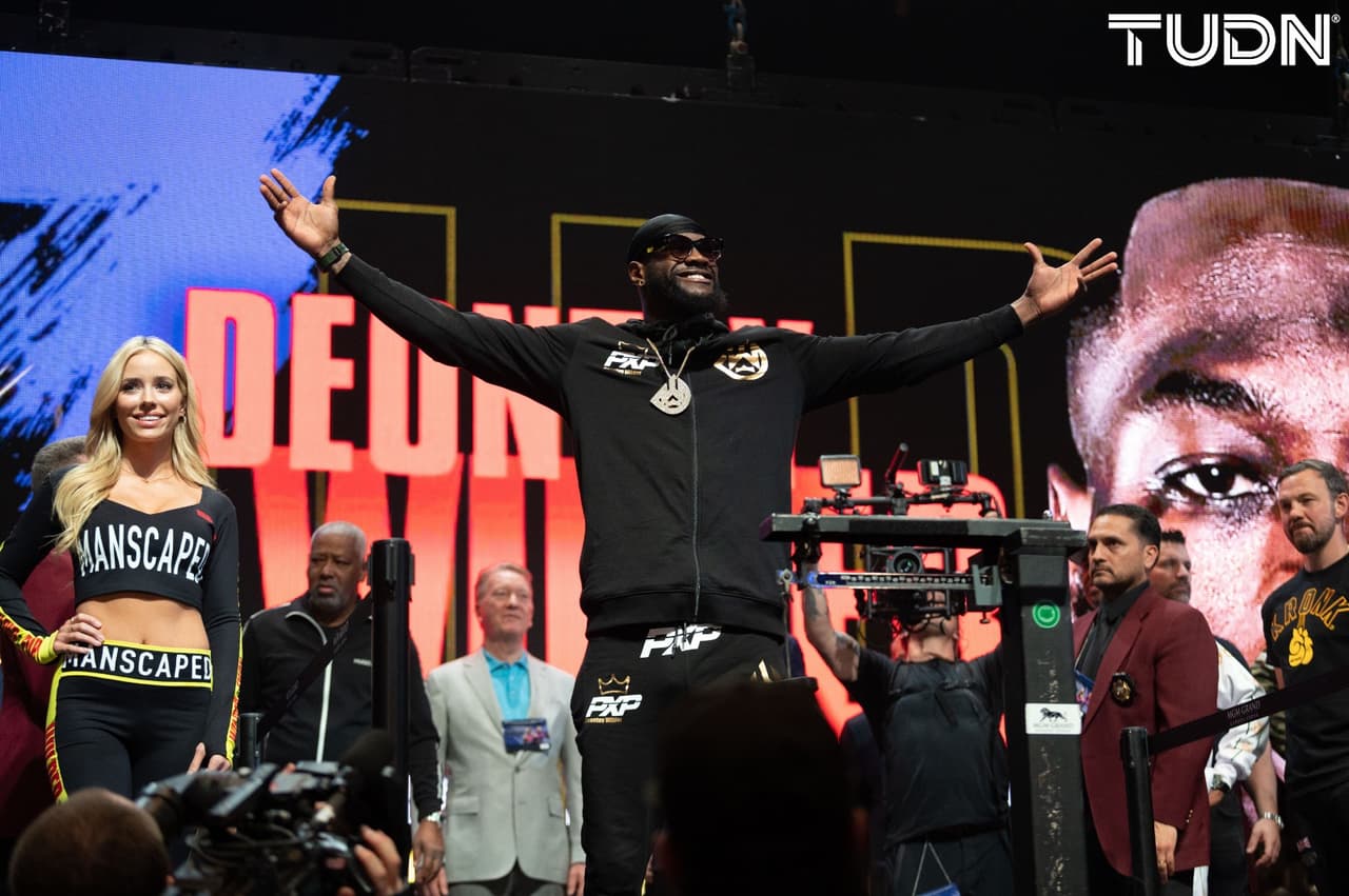 Tyson Fury (273 libras) y Deontay Wilder (231) protagonizaron un pesaje inusual al no poder realizar el tradicional cara a cara.