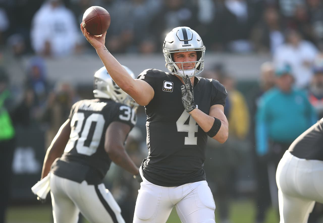 Derek Carr lanzó para 322 yardas después de completar 25 de 34 pases con dos envíos a la zona final. Fue capturado cuatro veces.