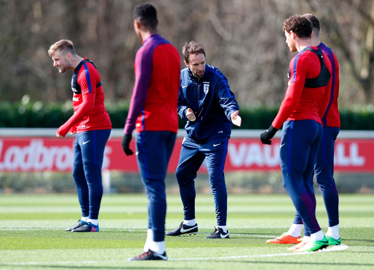 "Estos hombres representan a la Reina y el país, al igual que nosotros, pero las consecuencias de la derrota para los Marinos son muchísimo más altas", añadió el seleccionador inglés.