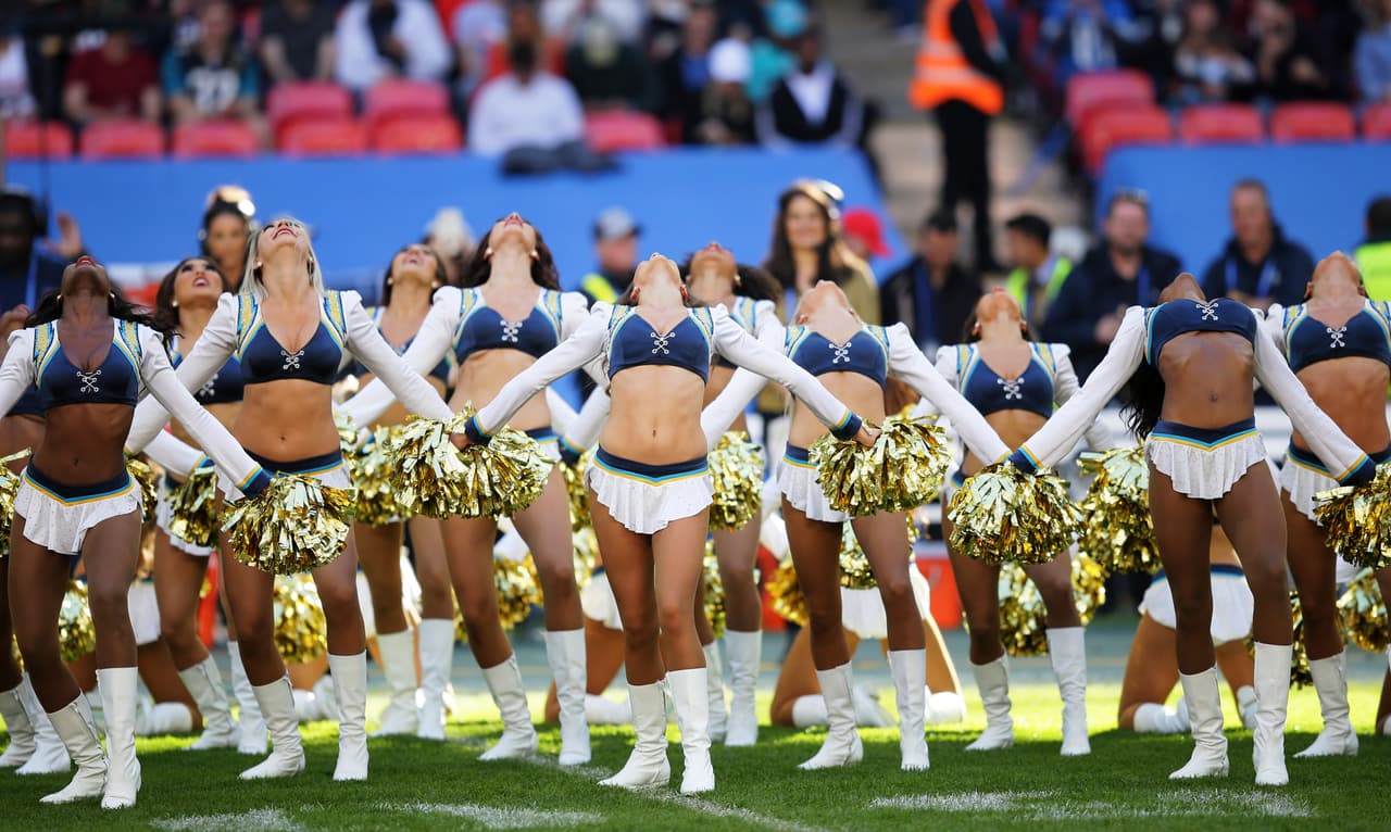 Los detalles de color inundaron a Londres en el partido de Tennessee Titans y Los Angeles Chargers disputado en Wembley, que recibió la fiesta del fútbol americano de la NFL.