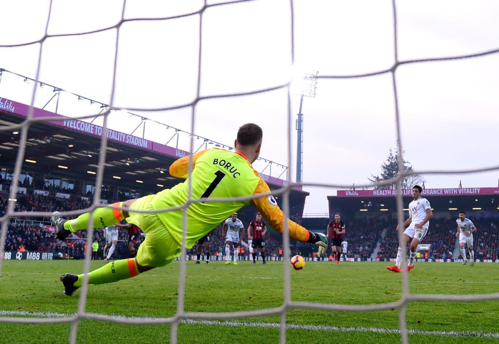 También les marcó en la Jornada 27, de penal, en su propia casa.