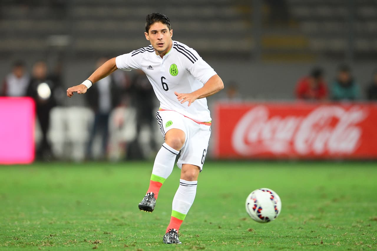 7- Javier Güemez intentó controlar el balón y desde su zona empujar al equipo mexicano. Tampoco le ayudó el poco tiempo de trabajo del equipo. Pero finalmente salió bien librado.