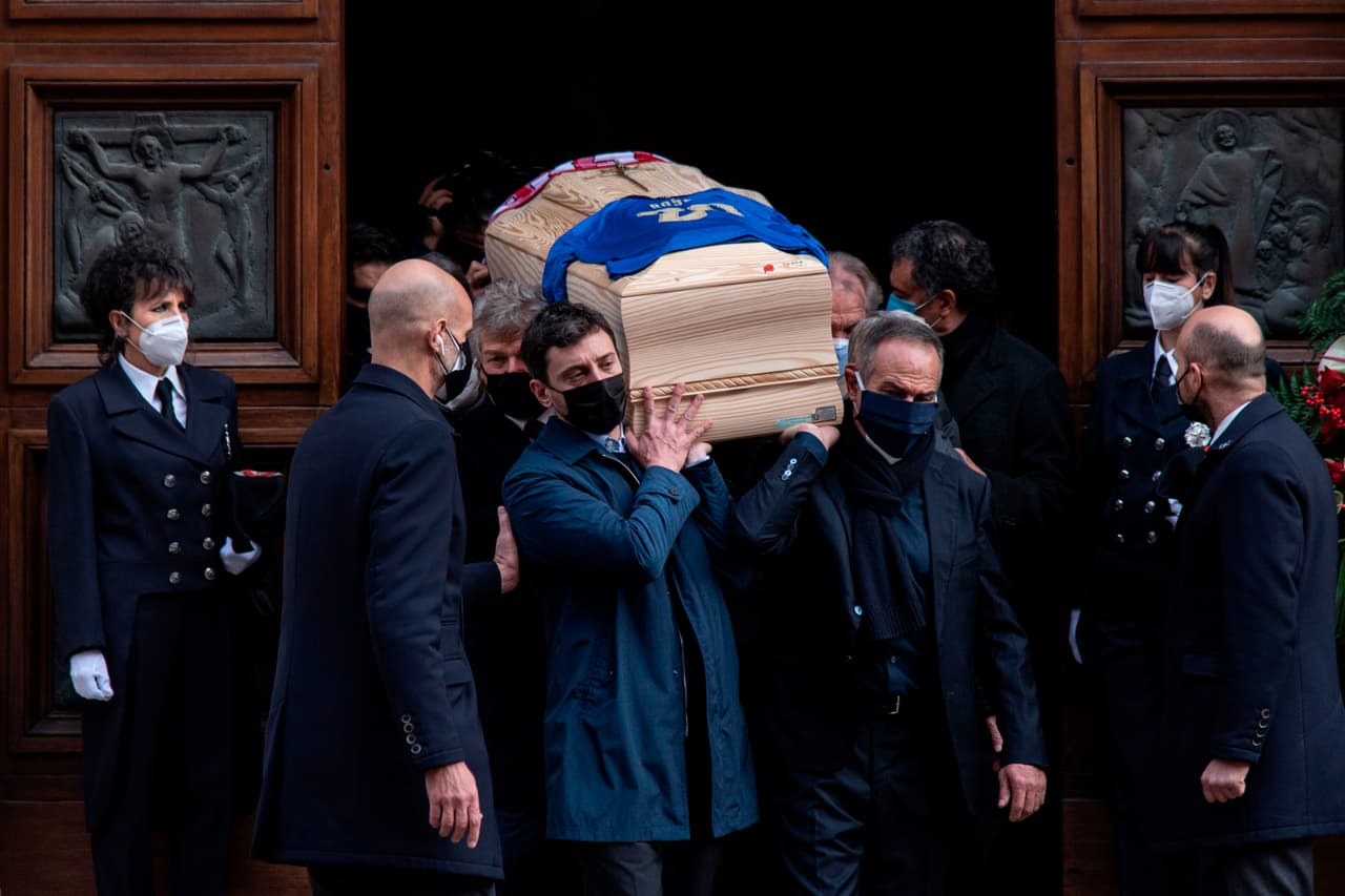 Roban casa del héroe de Italia, Paolo Rossi, durante su funeral 