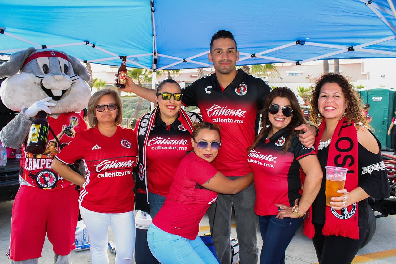 Entre amigos y familiares se vivió la previa de la semifinal entre Xolos y Toluca en el estadio Caliente, en donde la mayoría de aficionados que llegaron eran del equipo de la frontera.