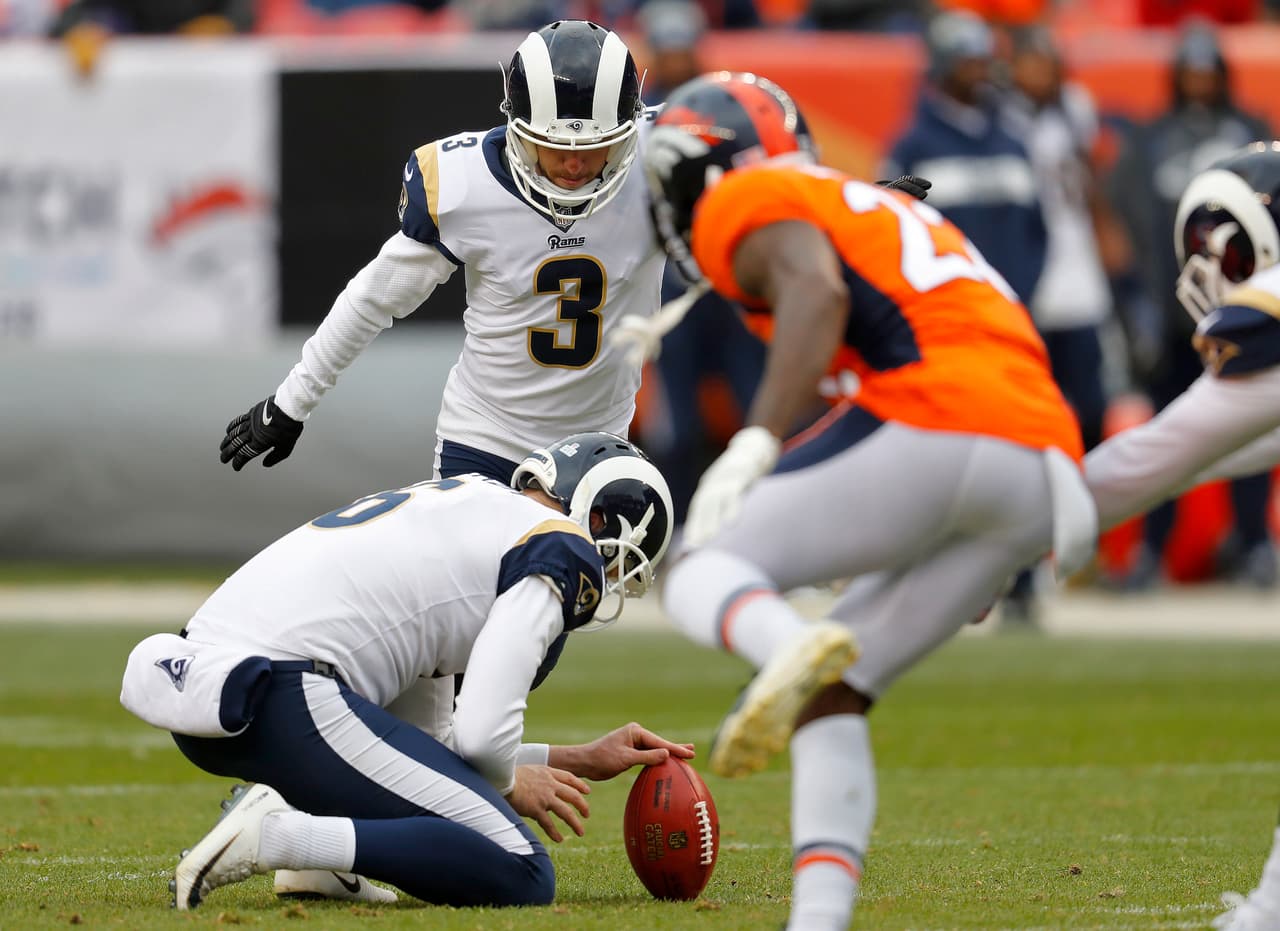 El pateador brasileño Cairo Santos Se despachó con dos goles de campo en el primer cuarto para poner adelante a los Rams 6-0, de 26 y 39 yardas respectivamente.