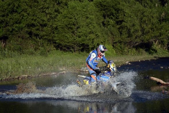 El piloto de motos francés Alain Duclos (Sherco) se adjudicó hoy la sexta etapa del Dakar, entre Tucumán y Salta, por delante del español Marc Coma (KTM), que fue segundo y sigue líder de la carrera con una cómoda ventaja.