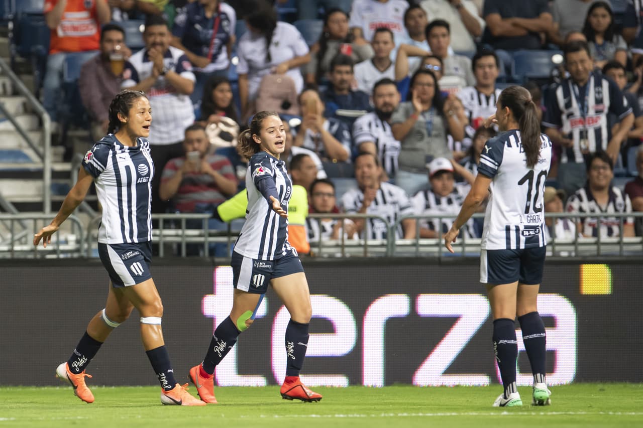 Fue una jugada a balón parado, en favor de Monterrey y no la desaprovecharon las Rayadas para ponerse adelante 1-0 en el minuto 14.