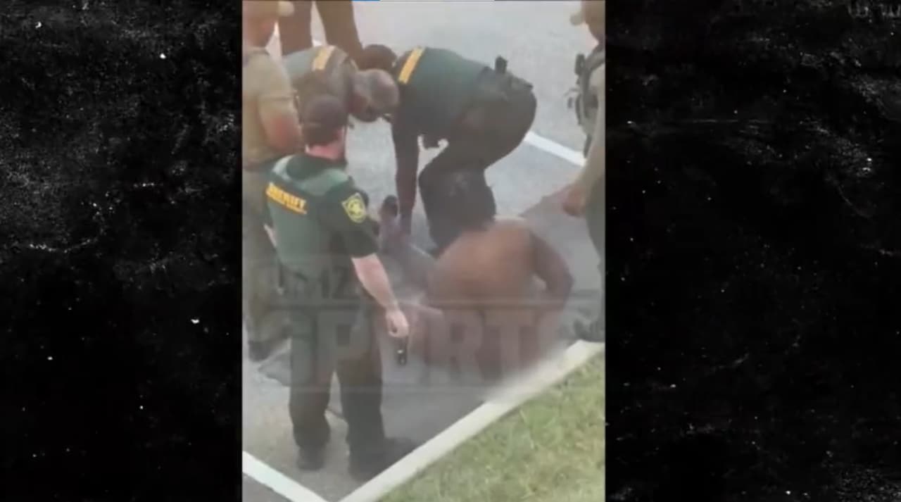 Jugador de la NFL es arrestado tras caminar desnudo cerca de escuela