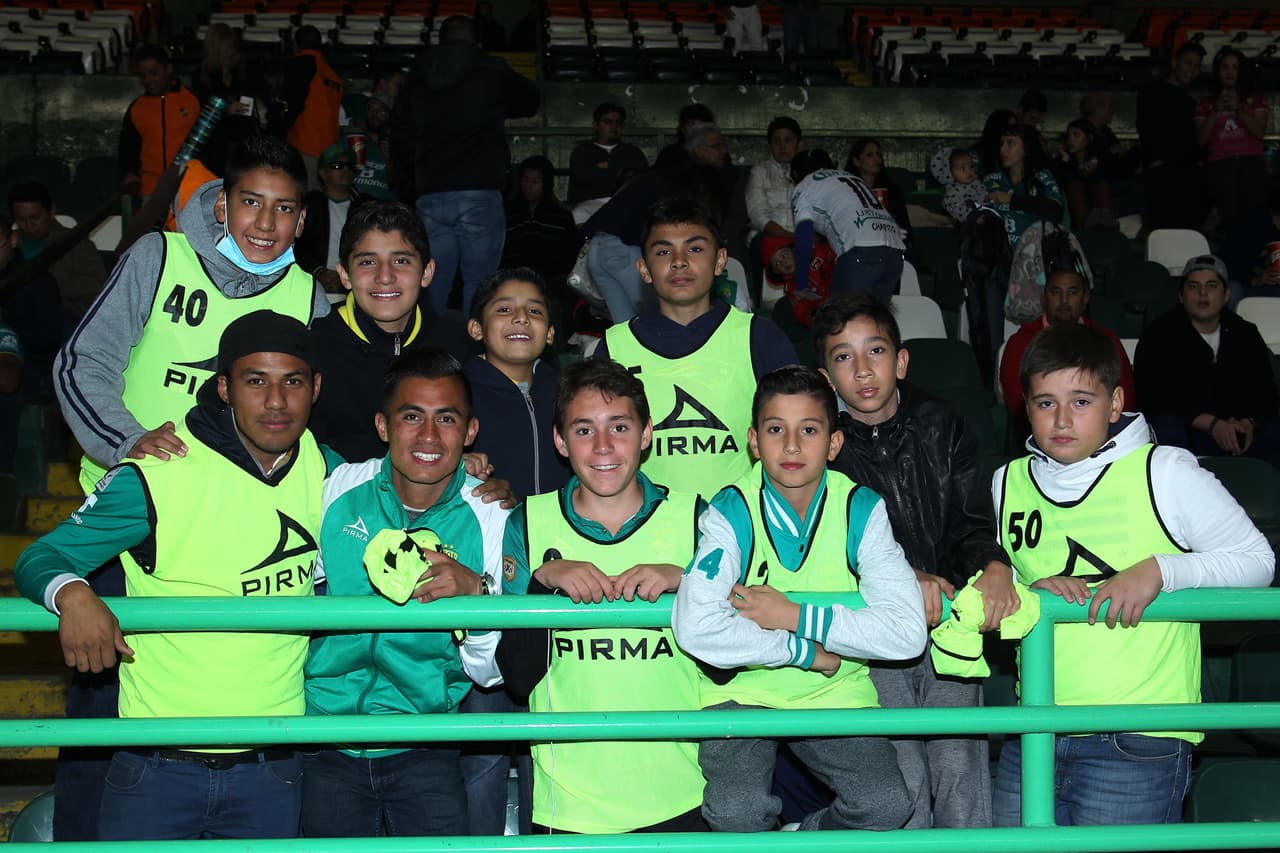 El colorido de la afición en la Jornada 5